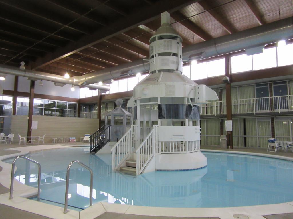 Atrium Hotel & Conference Center ハッチンソン エクステリア 写真
