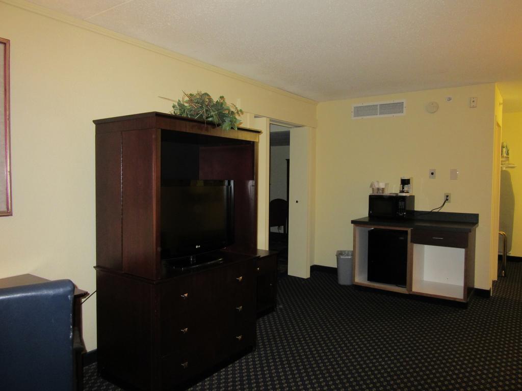 Atrium Hotel & Conference Center ハッチンソン エクステリア 写真