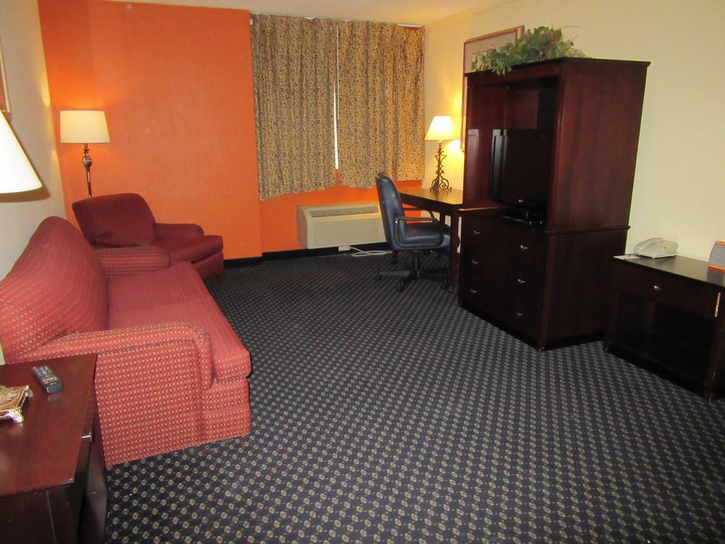 Atrium Hotel & Conference Center ハッチンソン エクステリア 写真