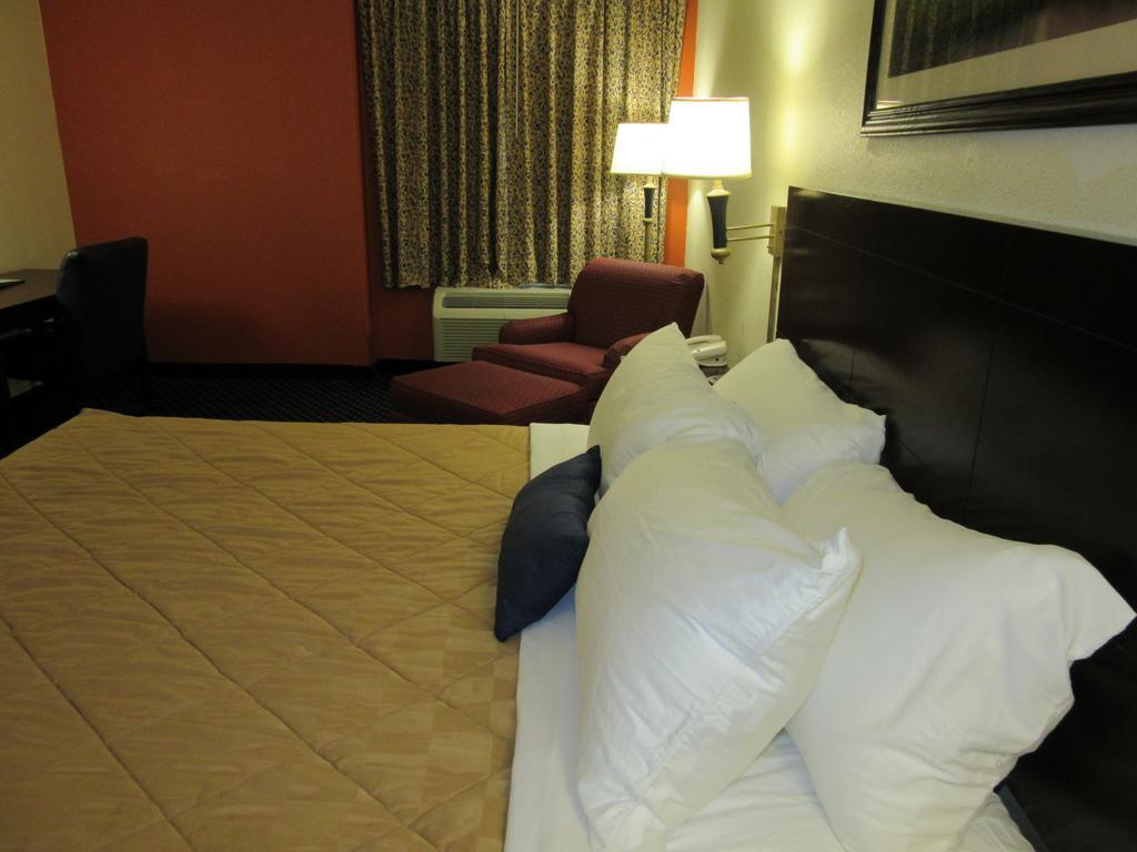 Atrium Hotel & Conference Center ハッチンソン エクステリア 写真