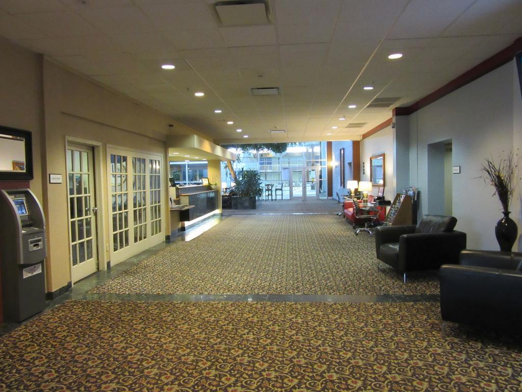 Atrium Hotel & Conference Center ハッチンソン エクステリア 写真