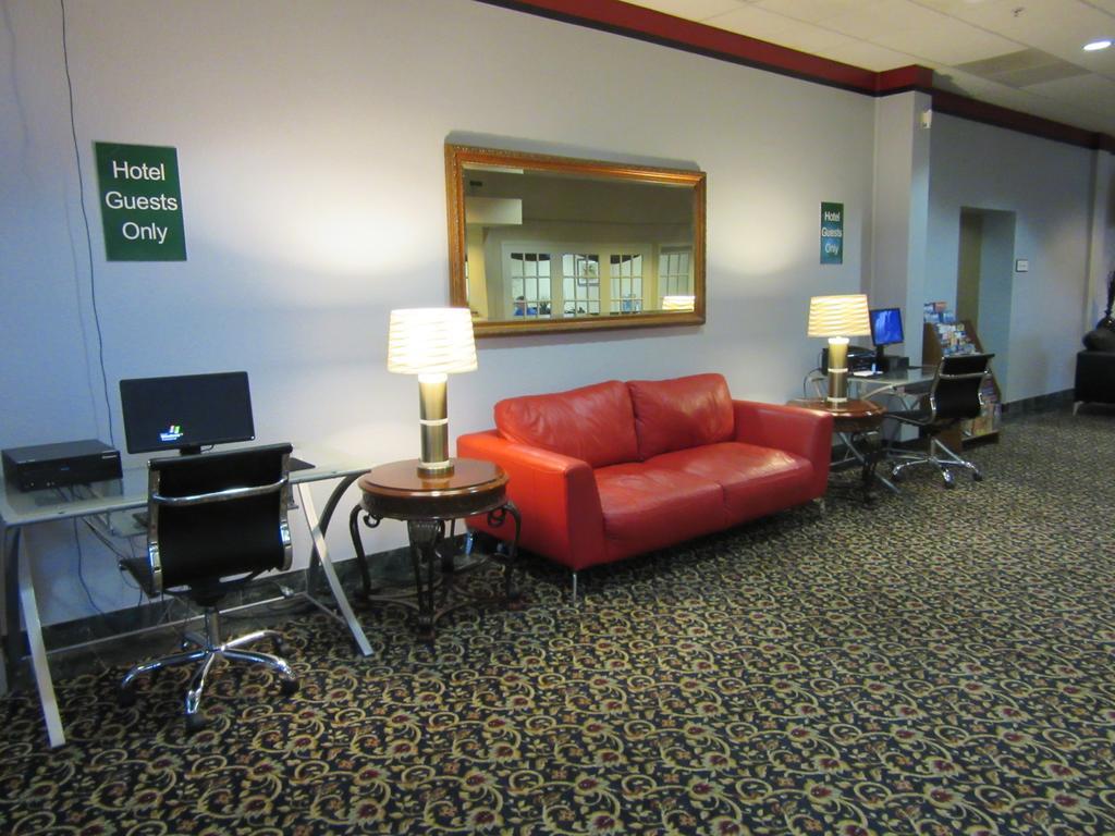 Atrium Hotel & Conference Center ハッチンソン エクステリア 写真