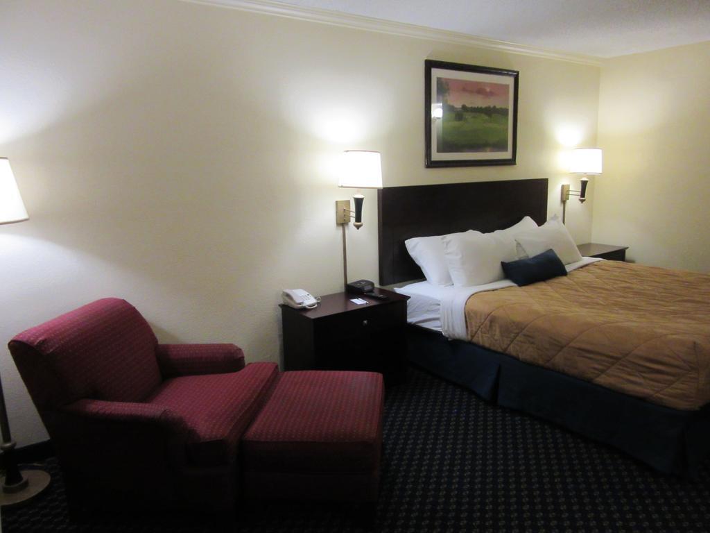 Atrium Hotel & Conference Center ハッチンソン エクステリア 写真