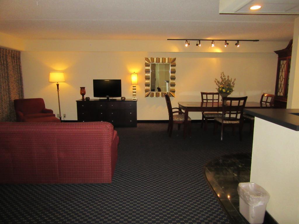 Atrium Hotel & Conference Center ハッチンソン エクステリア 写真