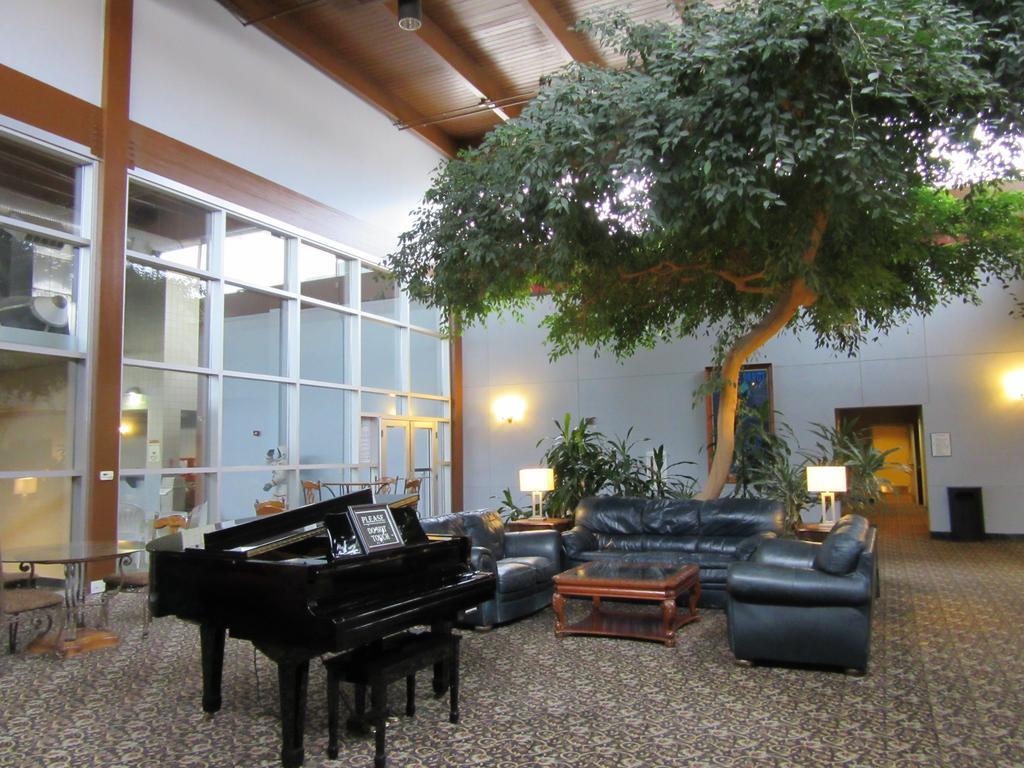 Atrium Hotel & Conference Center ハッチンソン エクステリア 写真