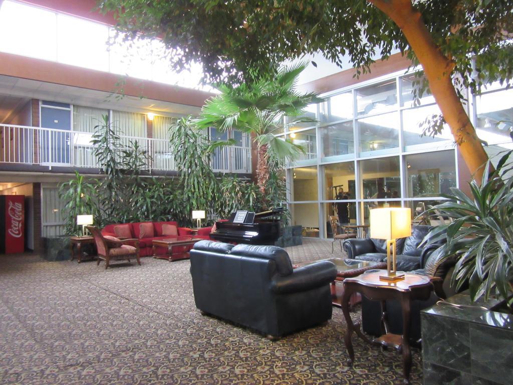 Atrium Hotel & Conference Center ハッチンソン エクステリア 写真