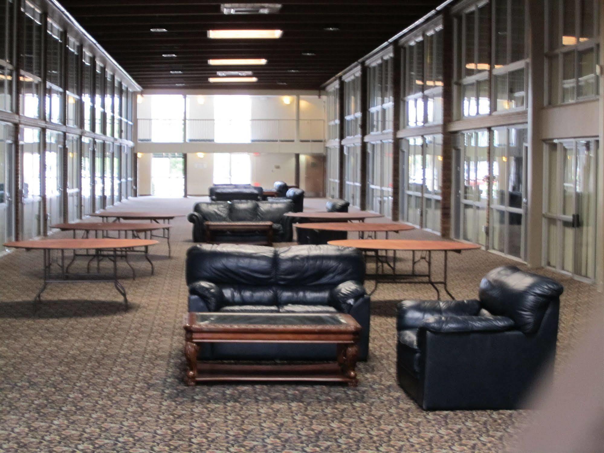 Atrium Hotel & Conference Center ハッチンソン エクステリア 写真